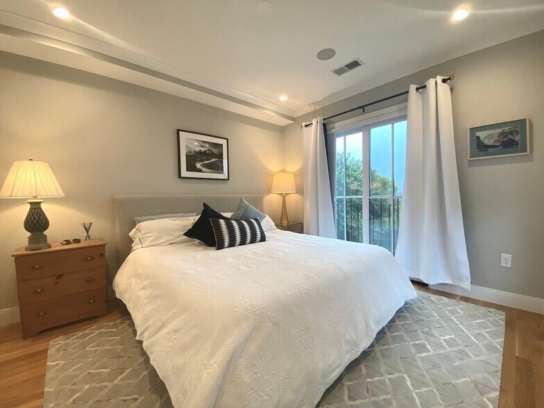 Building Photo - 362 Bunker Hill St