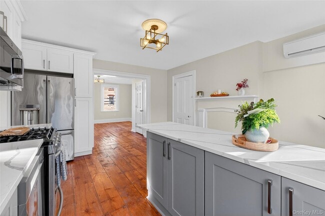 Building Photo - 171 Chambers St