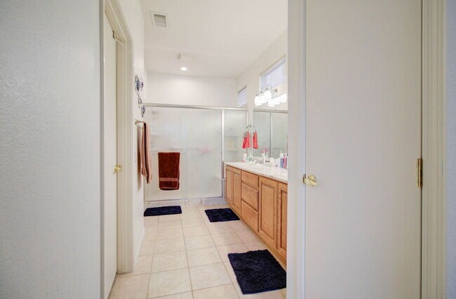 Building Photo - 15567 W Coral Pointe Dr