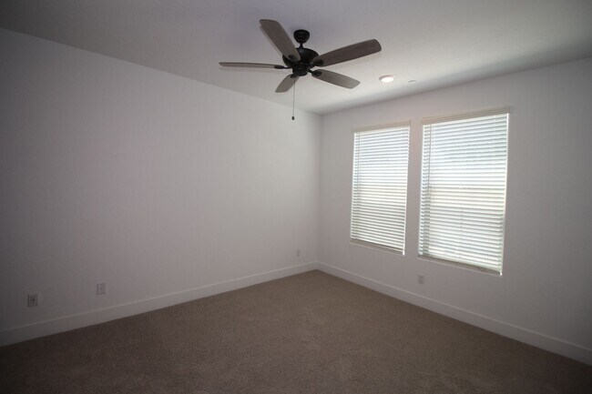 Building Photo - 2707 E Tamarind Dr