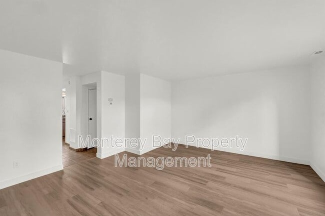 Building Photo - 3137 Seacrest Ave