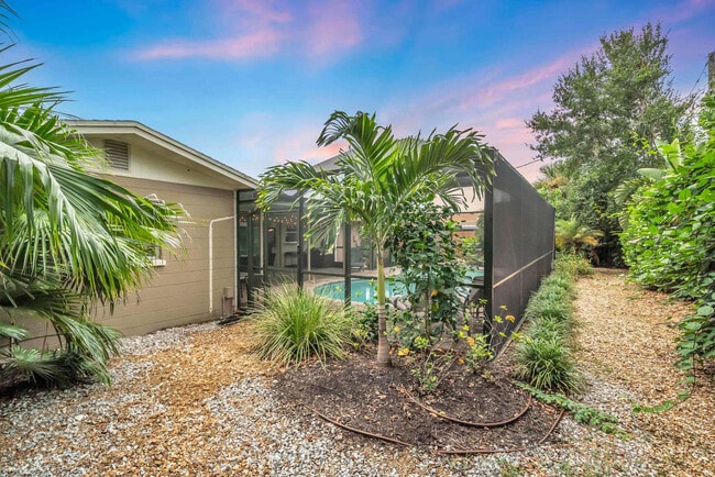Building Photo - 2723 Gulf Gate Dr