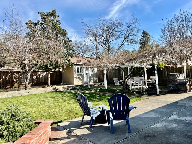 Building Photo - 1057 6th Ave