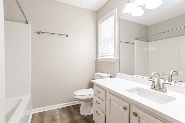 Building Photo - 3112 Queensdale Dr