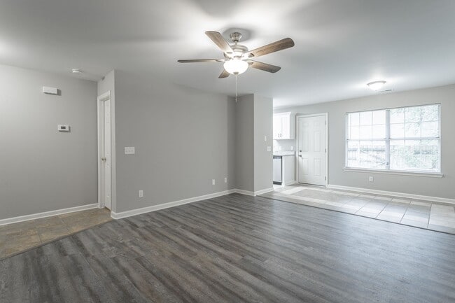 Building Photo - 2 Bedroom, 2 Bath townhome in East Brainerd!