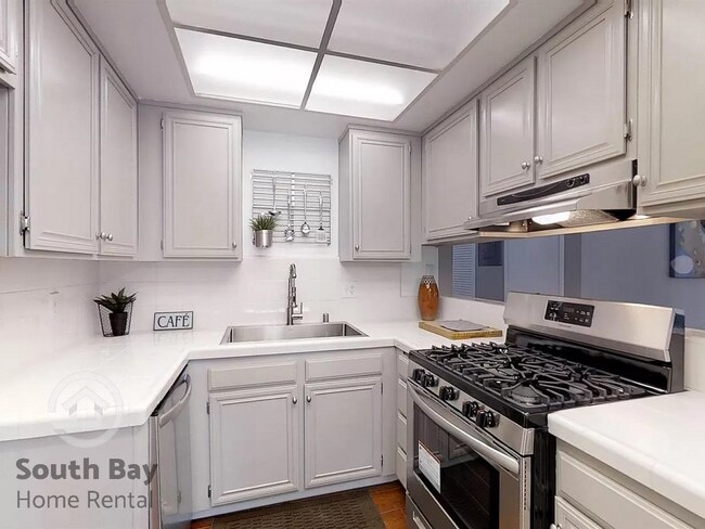 Building Photo - 3BD/1.5BA - Updated Townhouse with Modern ...