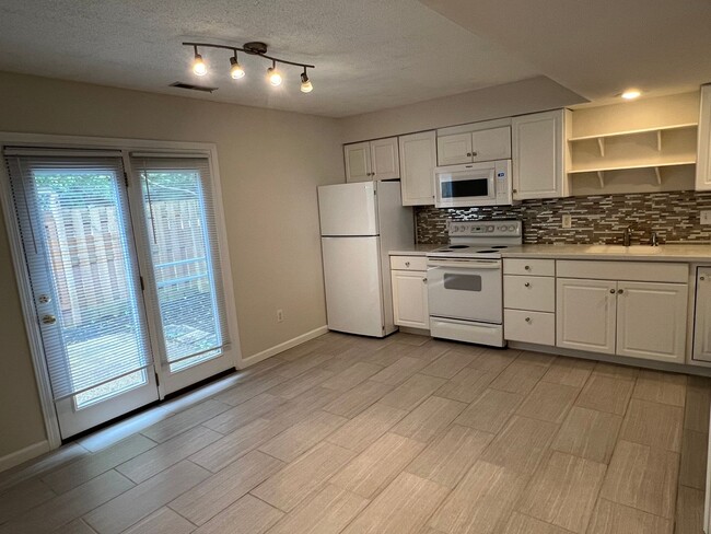 Building Photo - Beautiful 2 bedroom condo FLEXIBLE MOVE-IN...