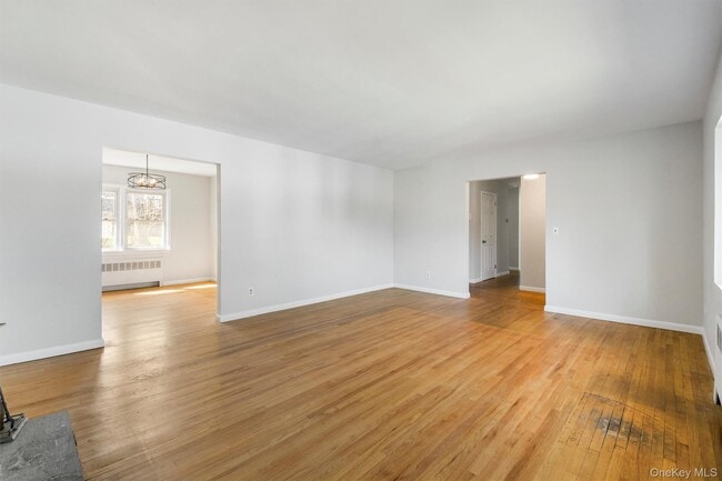 Building Photo - 846 Hartsdale Rd
