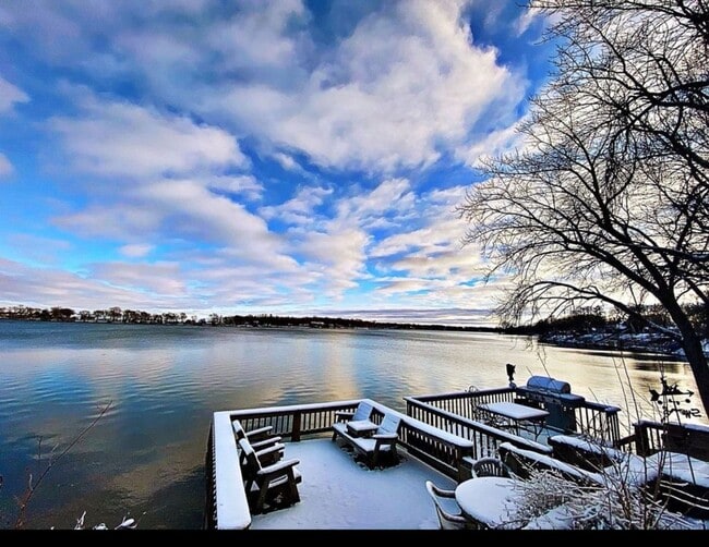 Building Photo - Lake House