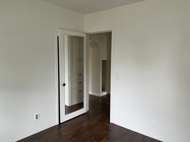 Building Photo - 310 SE 6th St