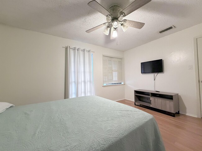 Building Photo - 200 Martingale