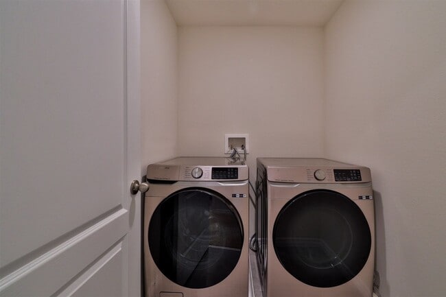 Building Photo - Venetian Bay 3BR 2.5BA Townhome For Rent