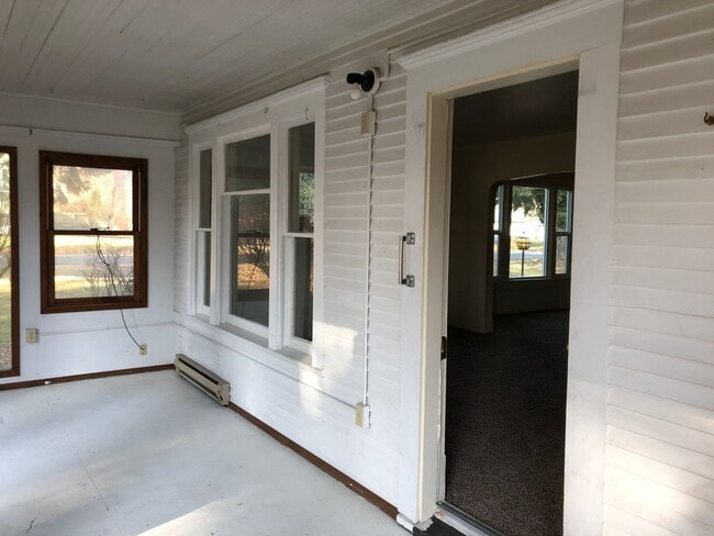 Building Photo - Adorable 3bed/1.5bath Home Close to School...
