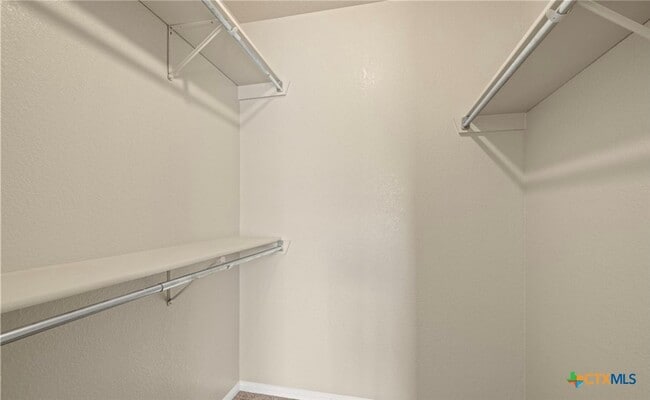 Building Photo - 2908 Southhill Dr