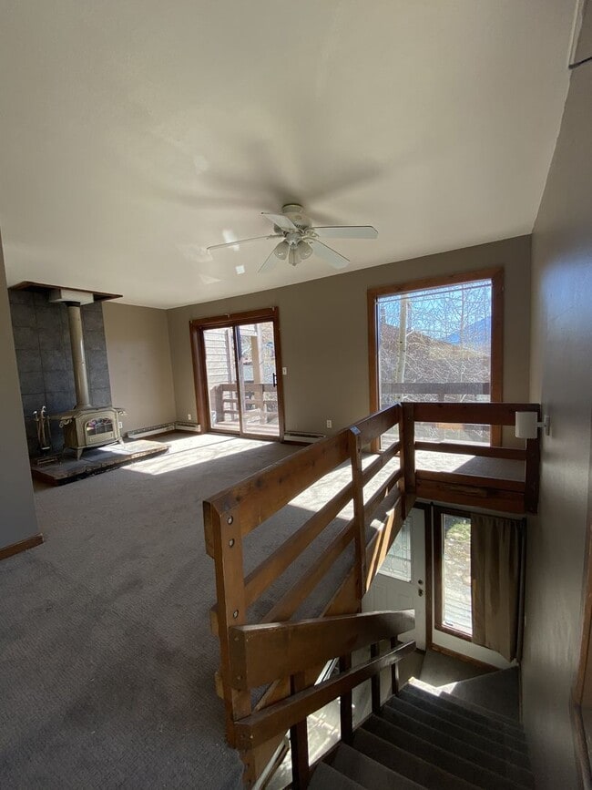 Building Photo - Private end unit 2 bedroom/1.75 bathrooms, pet friendly