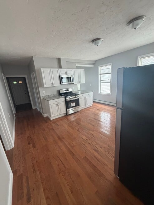 Building Photo - 597 Millbury St