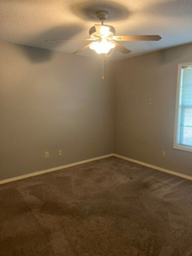 Building Photo - Nice Large One Level/Three Bedroom/Two Bath Home/Split Plan/Oversized 2 Car Side Entry Garage on ...