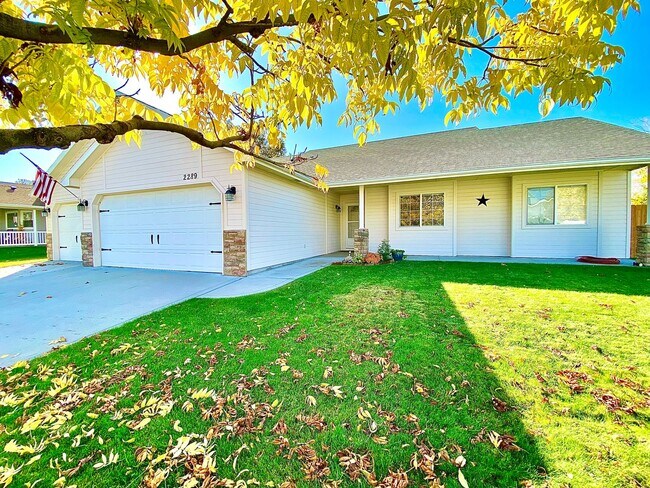 Primary Photo - 3 Bed 2 Bath Single Level Home with 3 Car ...