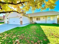 Building Photo - 3 Bed 2 Bath Single Level Home with 3 Car ...