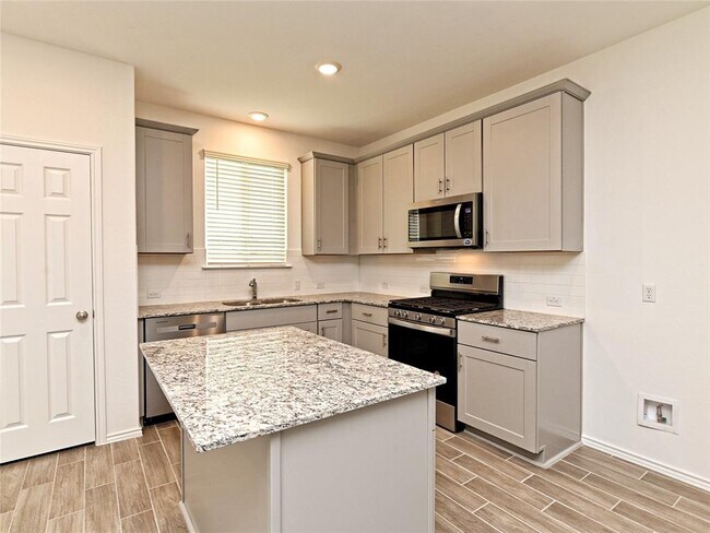 Building Photo - 1625 Holly Lk Dr