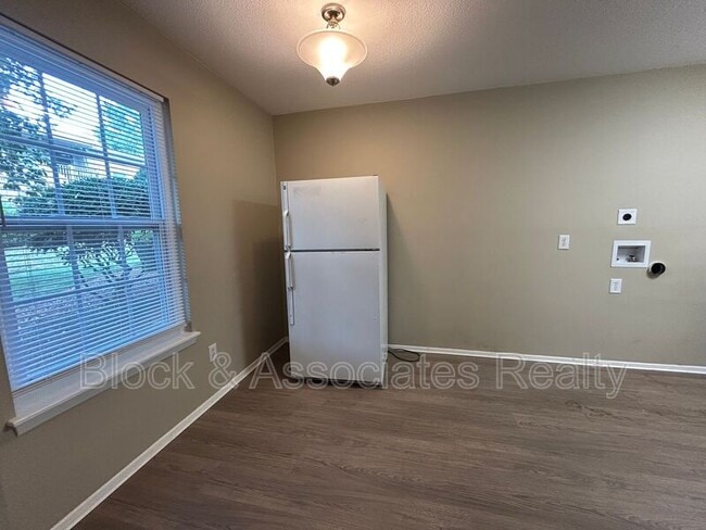 Building Photo - 3830 Country Club Rd