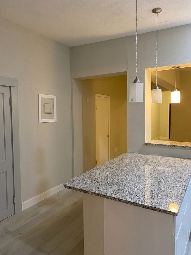 Building Photo - CHARMING 2 BEDROOM 1 BATH APARTMENT HOME - $500 OFF FIRST MONTH RENT!