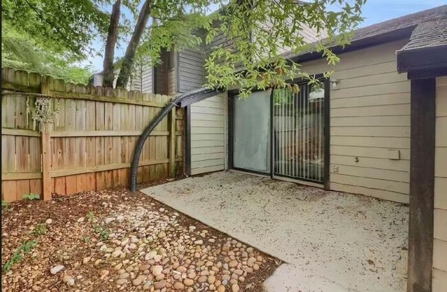 Building Photo - 259 Heathersett Dr SW