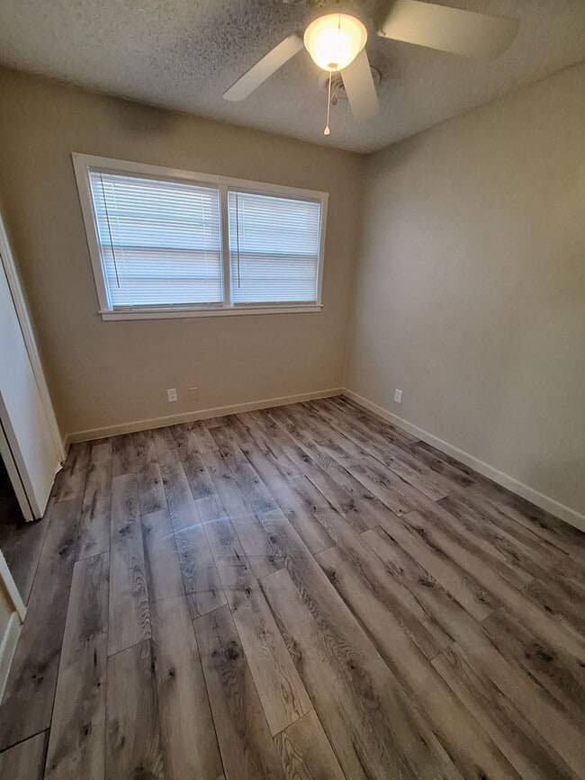 Building Photo - 3 bedroom, 2 bath