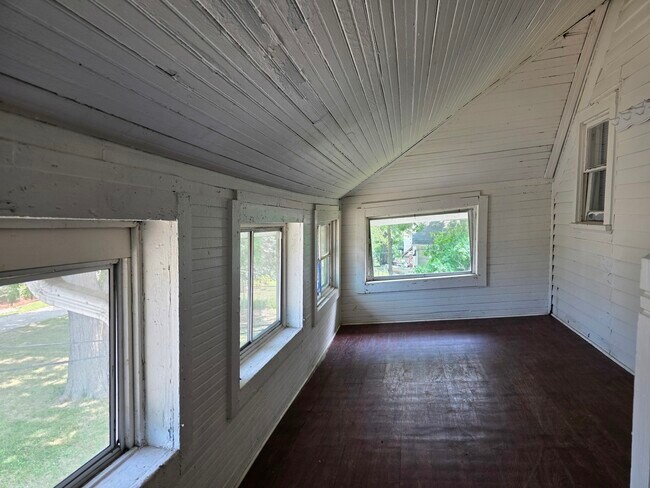 Building Photo - 1801 Victoria Ave