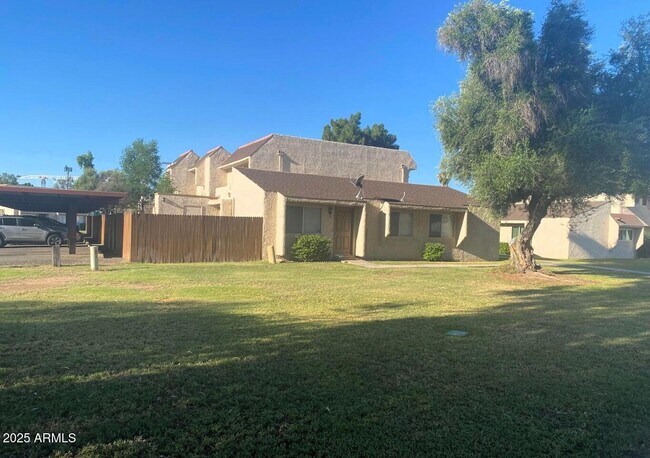 Primary Photo - 2221 W Farmdale Ave