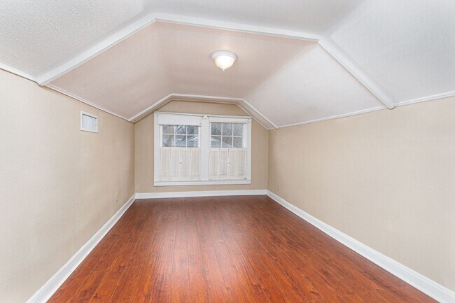 Building Photo - Spacious 4 Bed / 2 Bath Home with Garage & Fenced Backyard in Central Temple