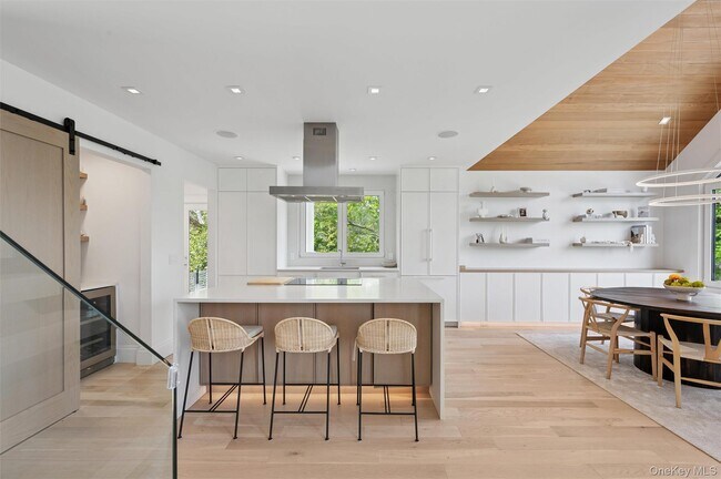 Building Photo - 28 Canoe Place Rd