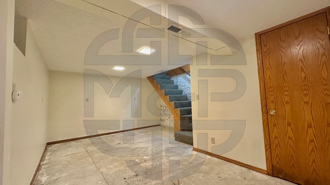 Building Photo - 130 W 10th St