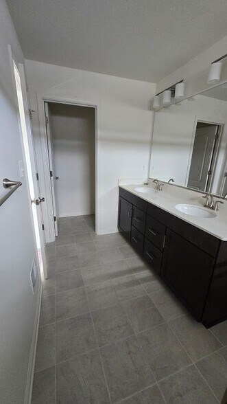 Building Photo - 1605 Aster Ln