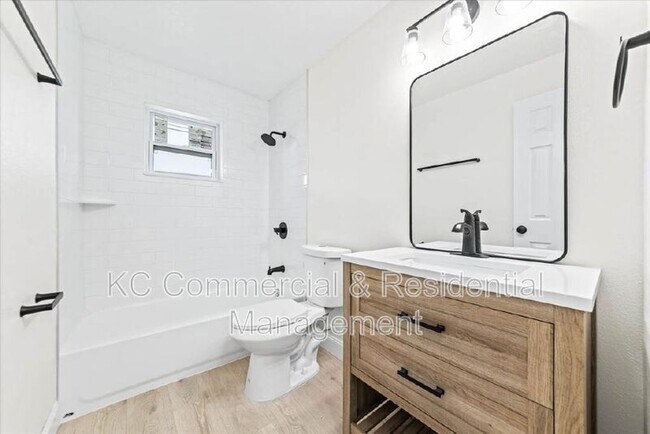 Building Photo - 484 Greenway Ave