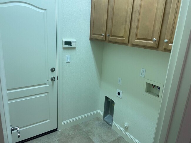 Building Photo - Empire Ranch!!