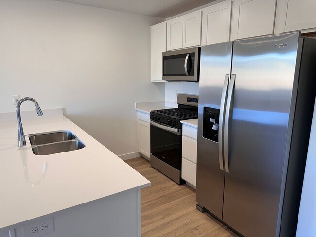 Building Photo - Dog Friendly! 3 Bedroom 2 Bathroom Townhom...