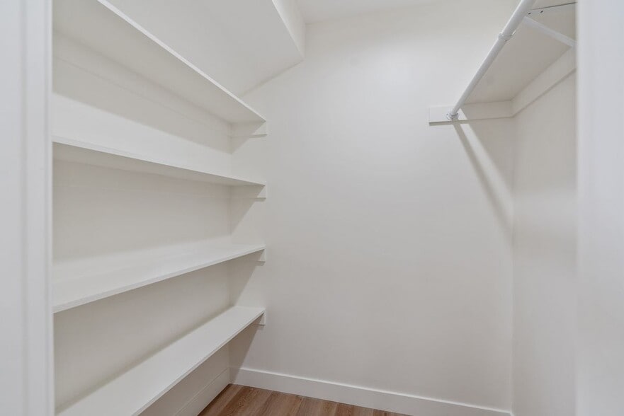 Building Photo - 744 Gladys Ave