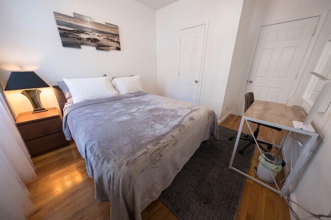 Building Photo - 305 E 104th St