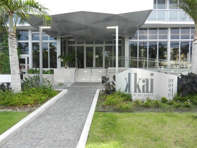 Building Photo - 9940 W Bay Harbor Dr