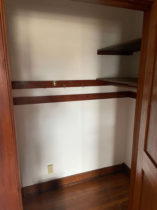 Building Photo - GrandAveW302-6