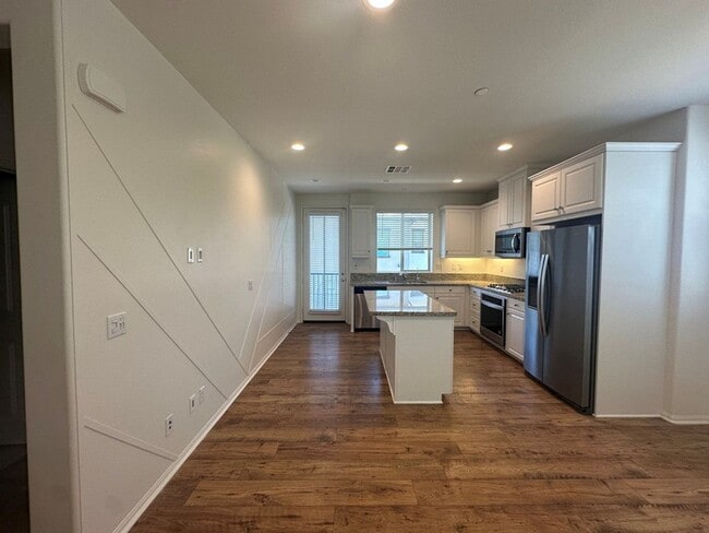 Building Photo - SMART Townhome 3bd 3ba Gated Community