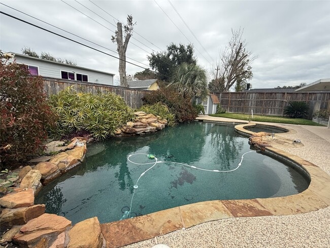 Building Photo - 822 Hidden Valley Dr