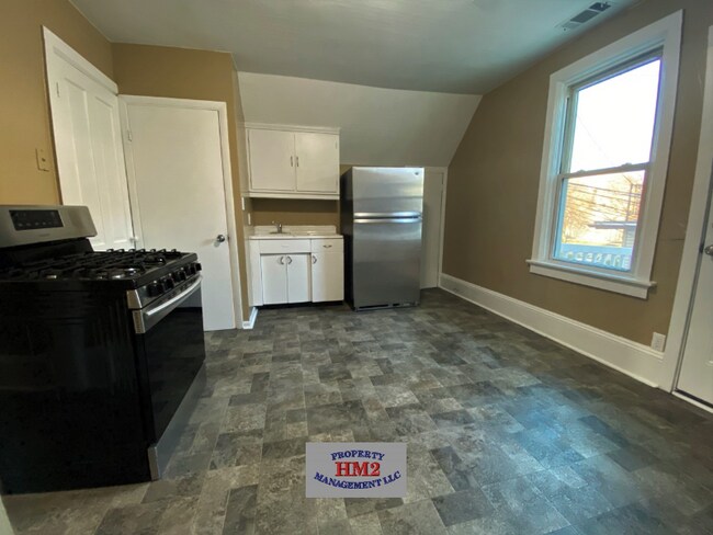 Building Photo - 517 S Water St