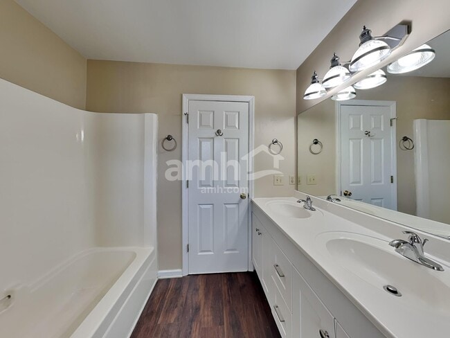 Building Photo - 104 Sunset Dr