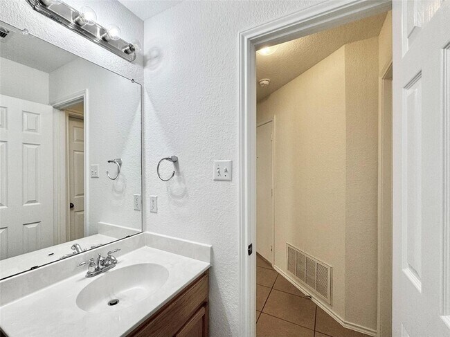 Building Photo - 1015 Aiken Dr
