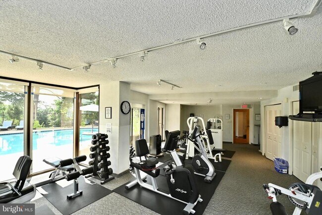Building Photo - 1101 S Arlington Ridge Rd