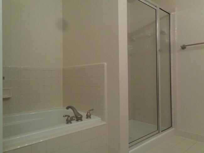 Building Photo - 914 Providence Glen Dr