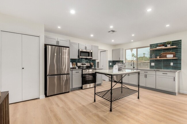 Building Photo - Fully Remodeled 4-Bedroom Home in Prime Gi...