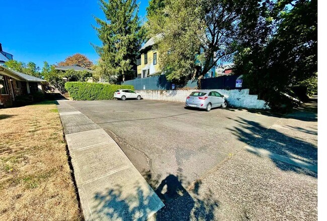 Building Photo - Charming and attractive 2 bed/1 bath in Irvington Neighborhood!
